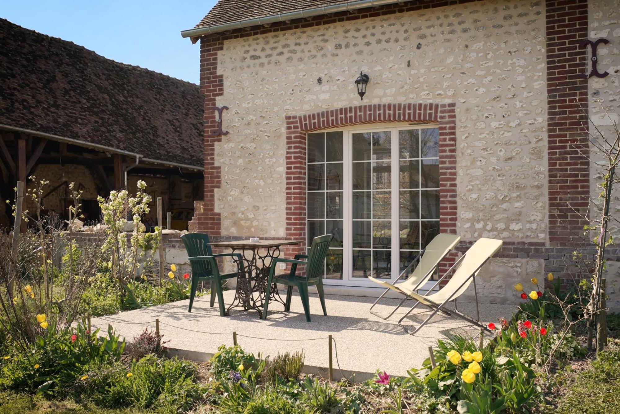 Vila Les Jardins De Felicie Poses Exteriér fotografie